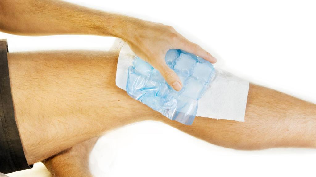 Hombre aplicándose hielo en la pierna