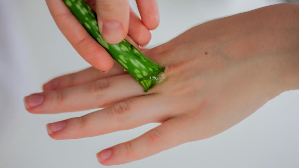 Mujer aplicando aloe vera en su mano