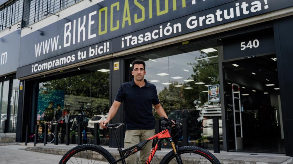 Xavier Palmero en los exteriores de la sede central de la startup.