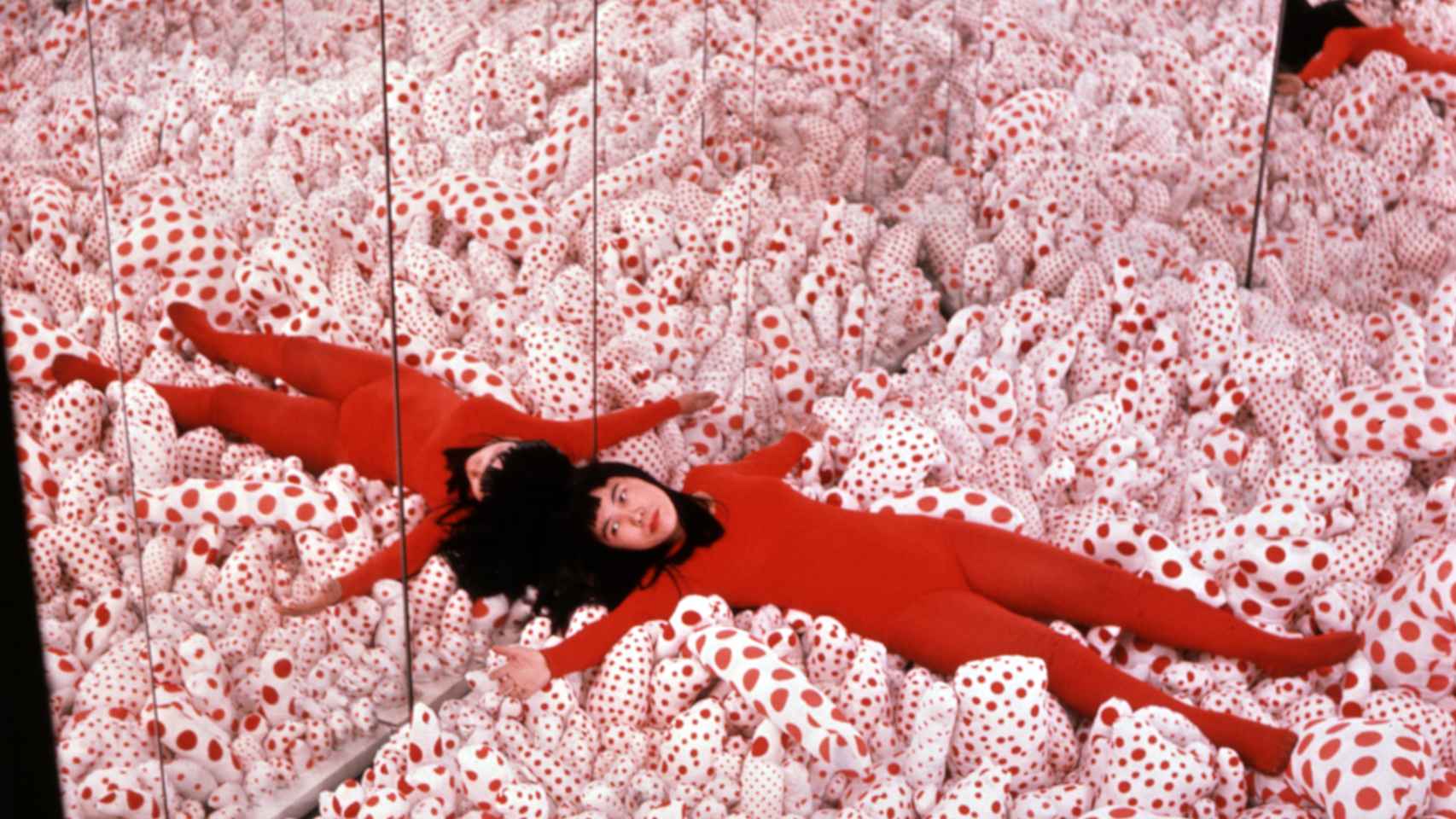 Yayoi Kusama en 'Infinity Mirror Room - Phalli's Field' (Sala espejada de infinito: Campo de falos), 1965