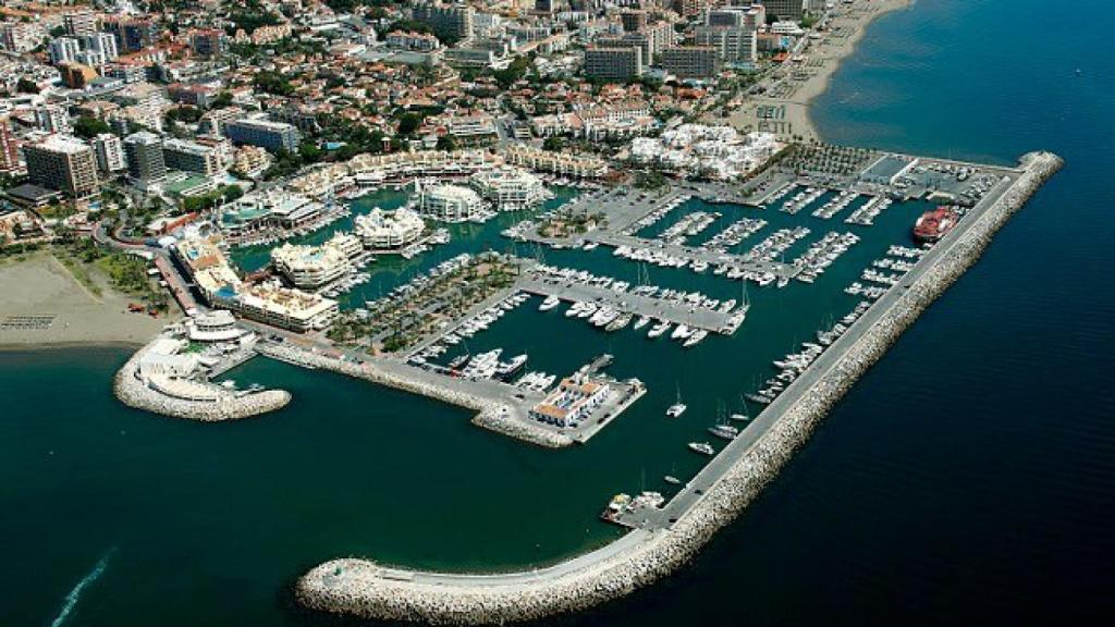 Vista aérea del puerto deportivo de Benalmádena.