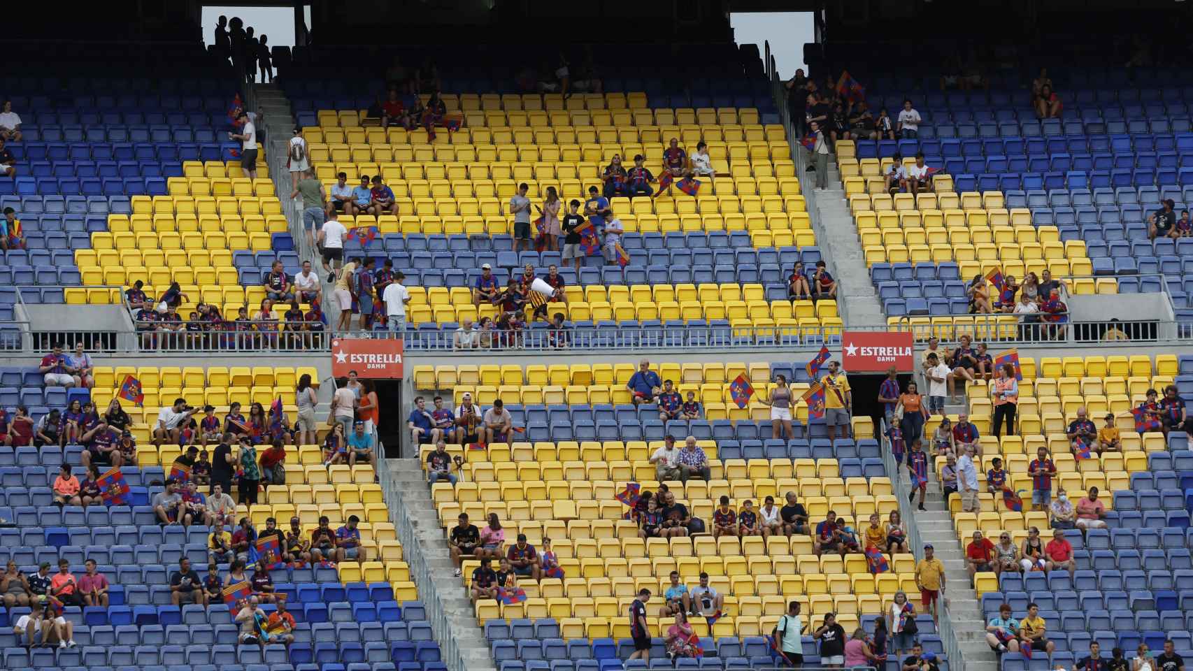 Aficionados ocupando sus asientos en el Camp Nou.