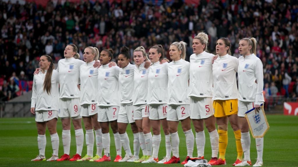 Las futbolistas de Inglaterra escuchando el 'God Save the Queen' durante la Euro 2022