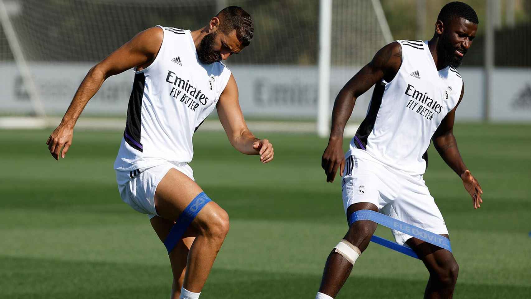 Karim Benzema y Antonio Rüdiger hacen ejercicios físicos.