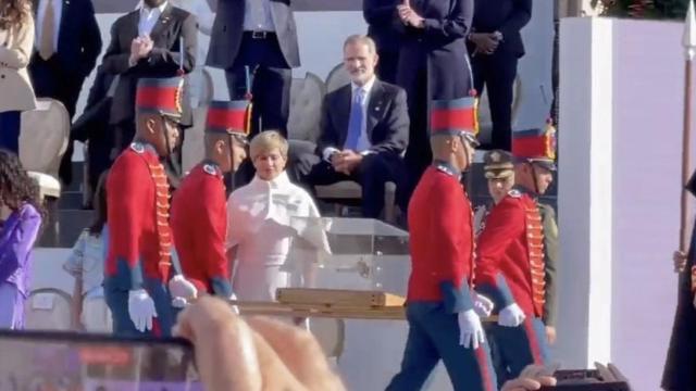 Felipe VI permanece sentado ante la espada de Simón Bolívar, durante la toma de posesión de Gustavo Petro como presidente de Colombia.