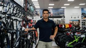 Xavier Palmero, fundador de Bike Ocasión, en las instalaciones de más de 2.500 metros cuadrados en Terrassa (Barcelona).