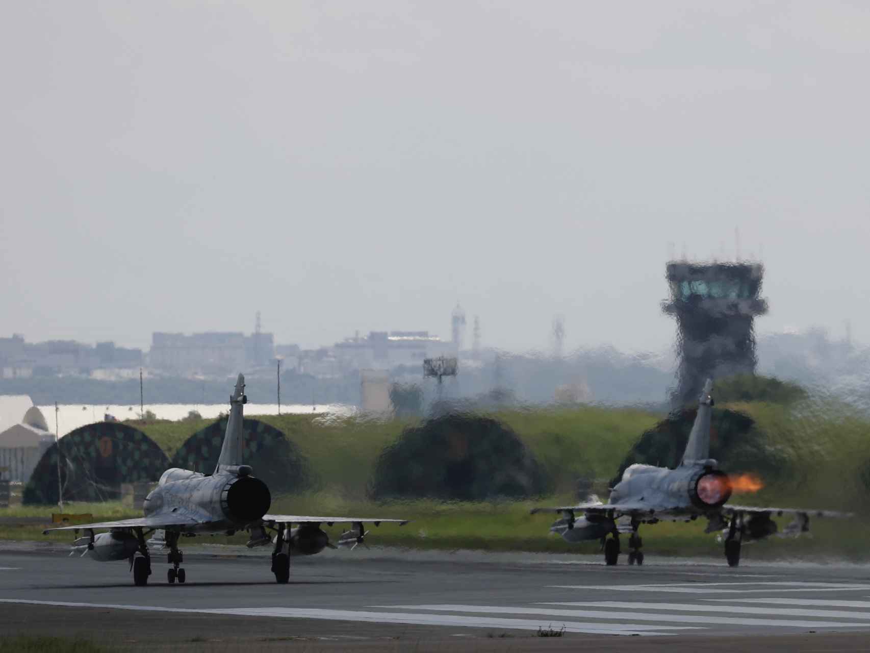 Dos aviones de combate Mirage 2000-5 de Taiwán se preparan para despegar en una base aérea en Hsinch.