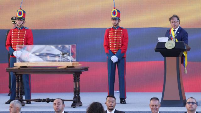 Gustavo Petro en su toma de posesión junto a la espada de Simón Bolívar.