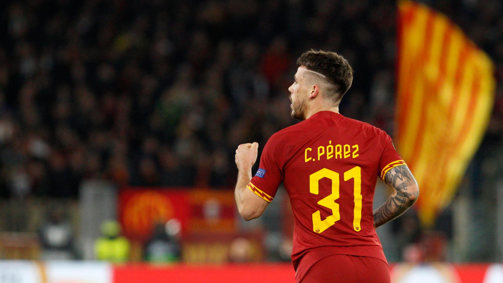 Carles Pérez con la camiseta de la Roma en 2020.