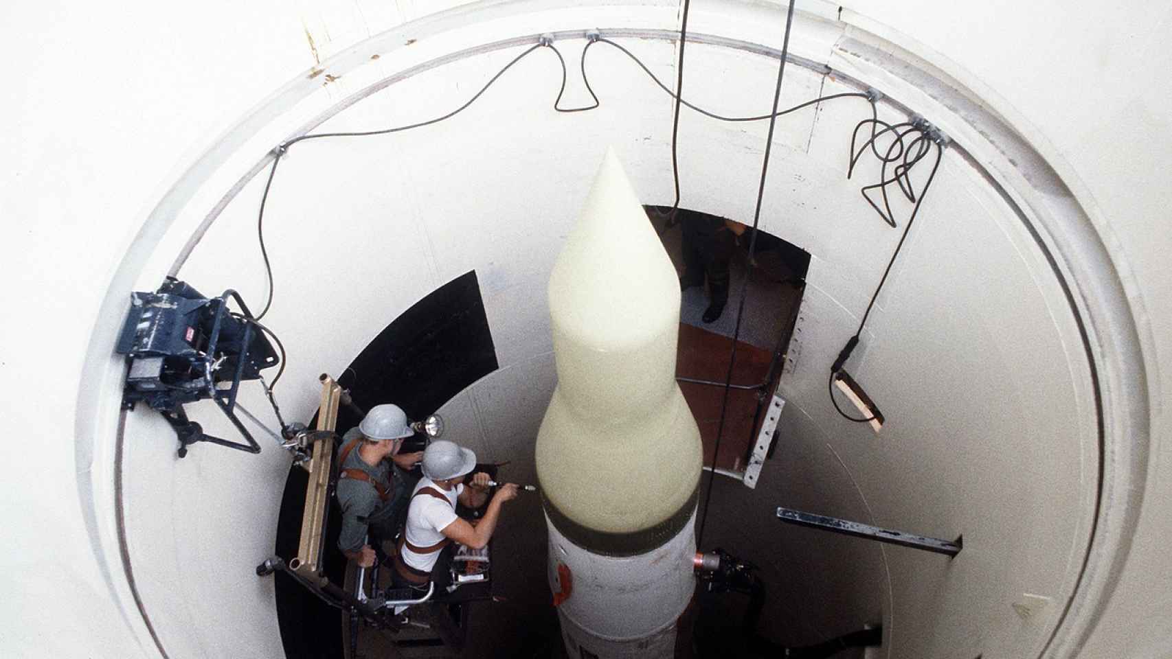 Personal trabajando en un misil Minuteman II emplazado en el silo
