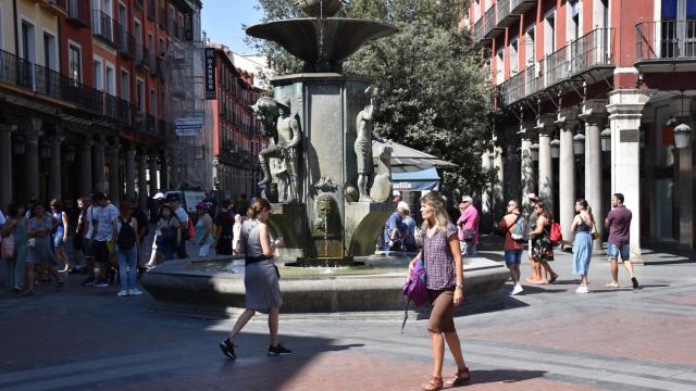 Gente paseando por Valladolid