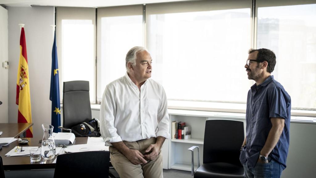 Esteban González Pons con Alberto D. Prieto, durante la entrevista.