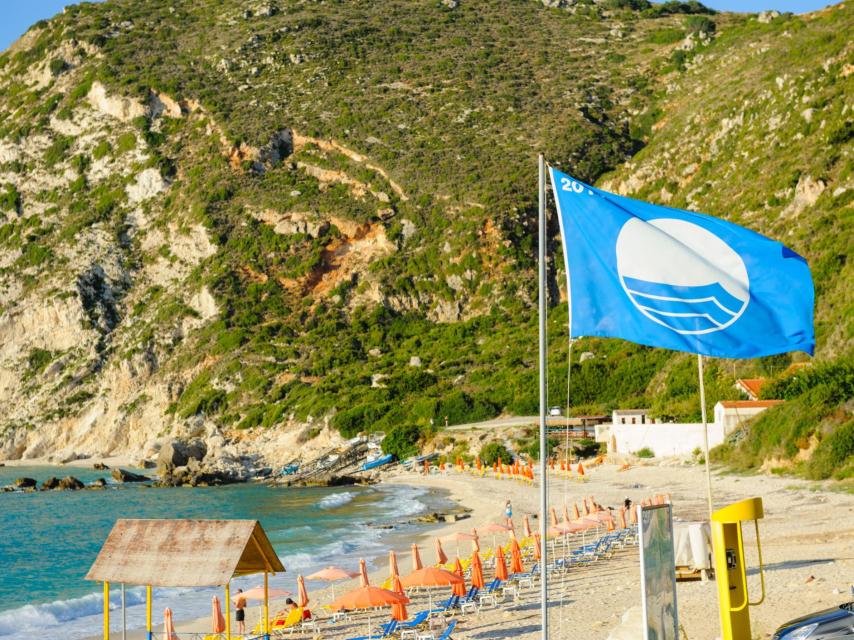 Imagen de archivo de una playa con bandera azul.