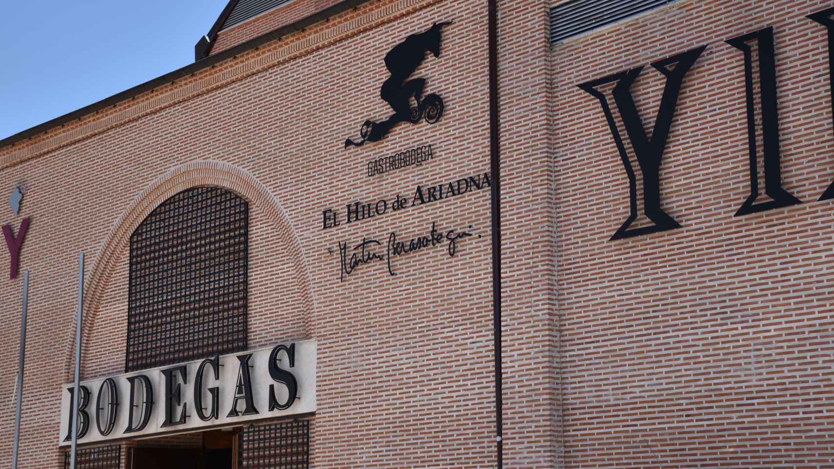 Fachada principal de 'El Hilo de Ariadna' con sello Martín Berasategui en la bodega Grupo Yllera