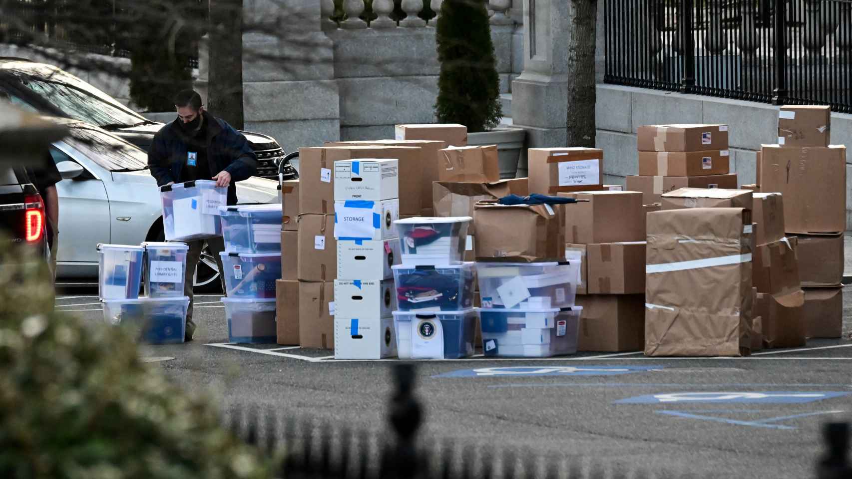 Un trabajador saca una caja del edificio de oficinas Eisenhower en los terrenos de la Casa Blanca, antes de la salida de Donald Trump, en enero de 2021.