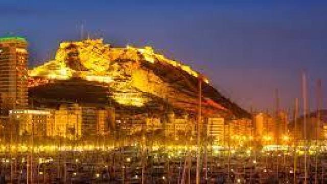 El castillo de Santa Bárbara, de noche.