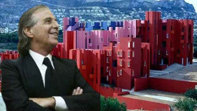 Ricardo Bofill con La Muralla Roja en un fotomontaje.