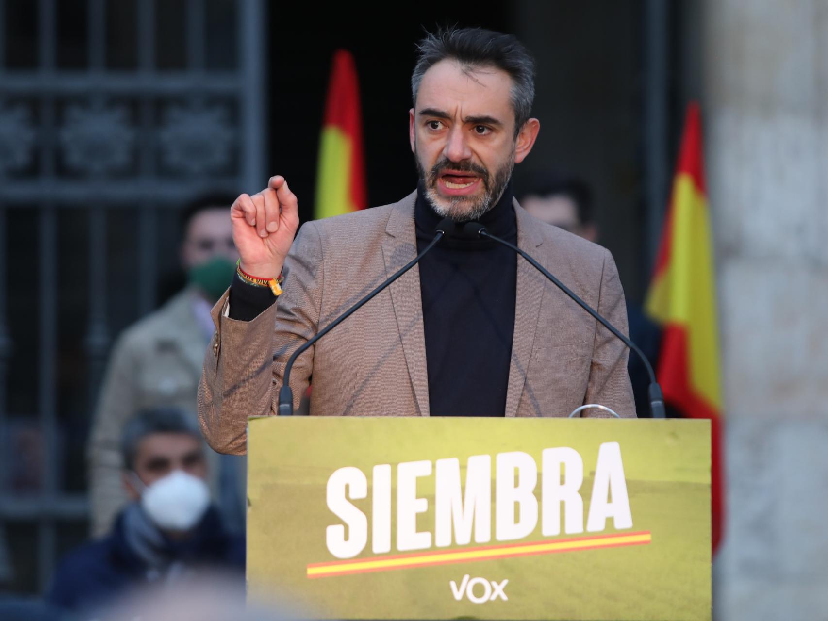 El procurador de Vox David Hierro interviene en un acto de la campaña electoral del 13-F en la Plaza Mayor de Palencia.