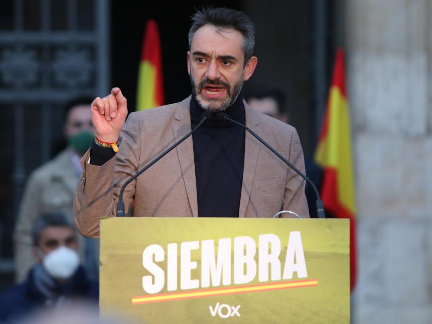El procurador de Vox David Hierro interviene en un acto de la campaña electoral del 13-F en la Plaza Mayor de Palencia.