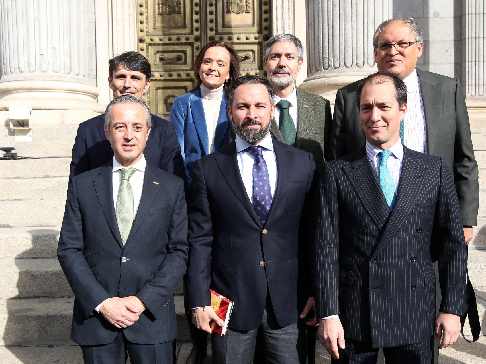 Los diputados de Vox por Castilla y León en el Congreso de los Diputados con el presidente del partido, Santiago Abascal, en una imagen de archivo.