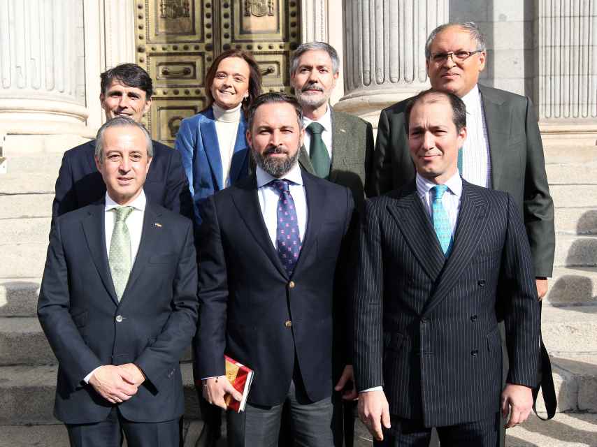 Los diputados de Vox por Castilla y León en el Congreso de los Diputados con el presidente del partido, Santiago Abascal, en una imagen de archivo.
