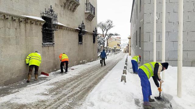 Operarios del Ayuntamiento de Ávila limpian las calles de nieve tras el paso de la borrasca Filomena, en enero de 2021