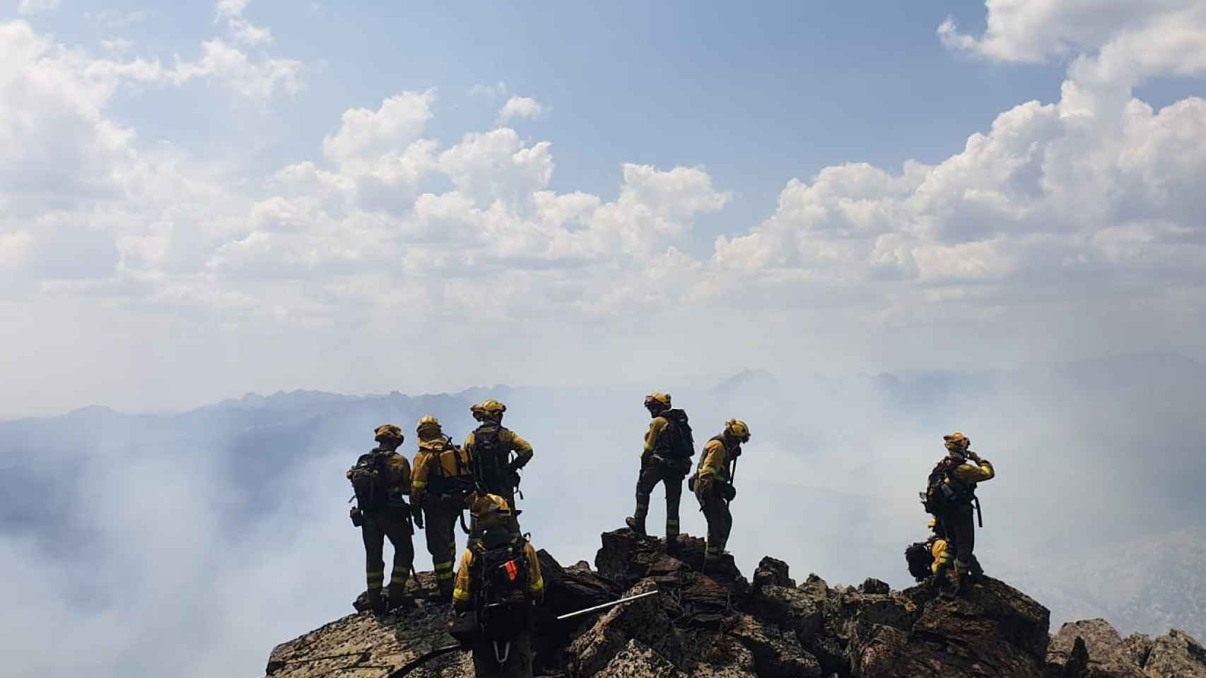 Los bomberos forestales en el incendio de Boca de Huérgano (León)