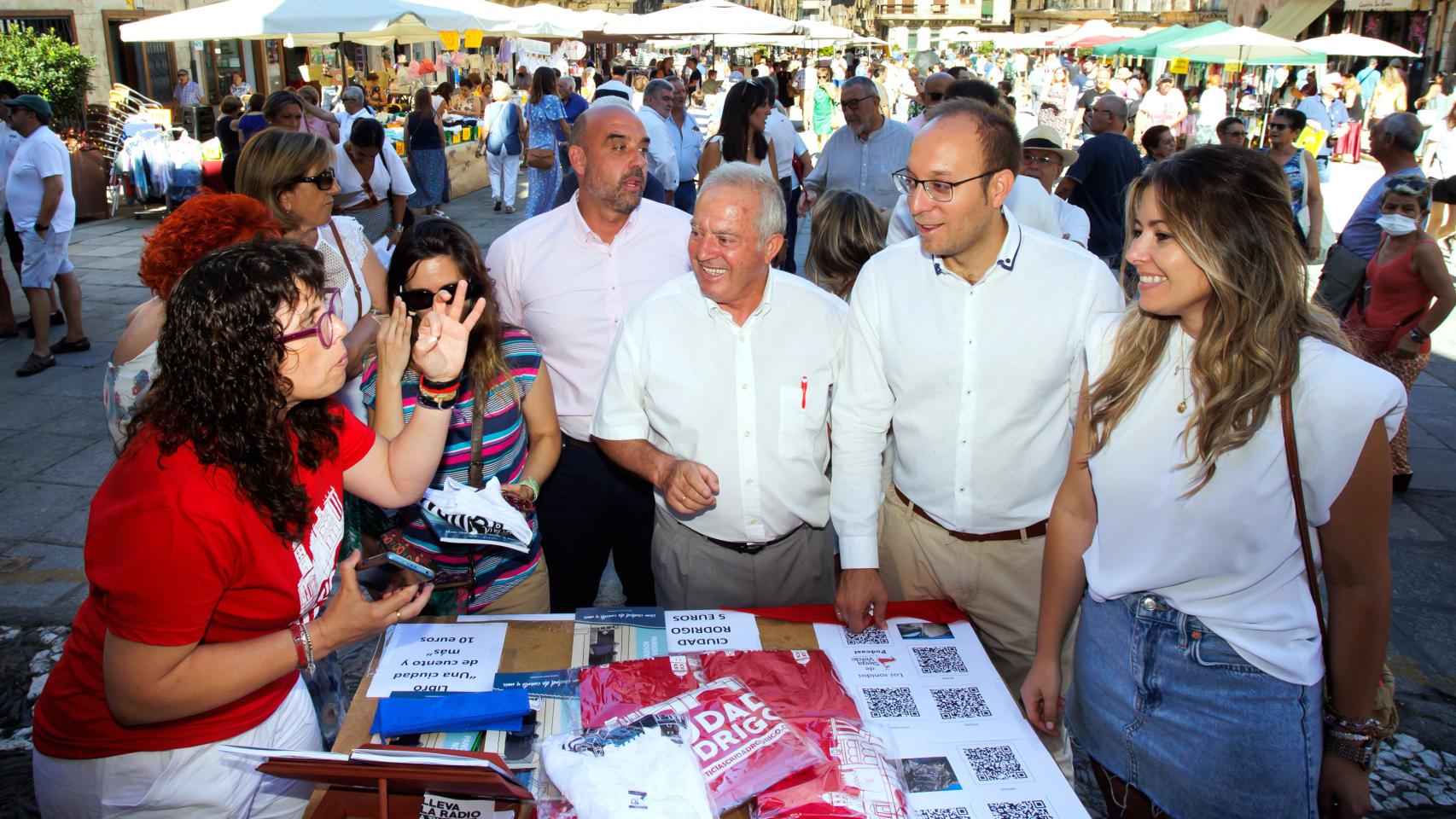 El alcalde de Ciudad Rodrigo, Marcos Iglesias, visita uno de los puestos de venta del Martes Mayor