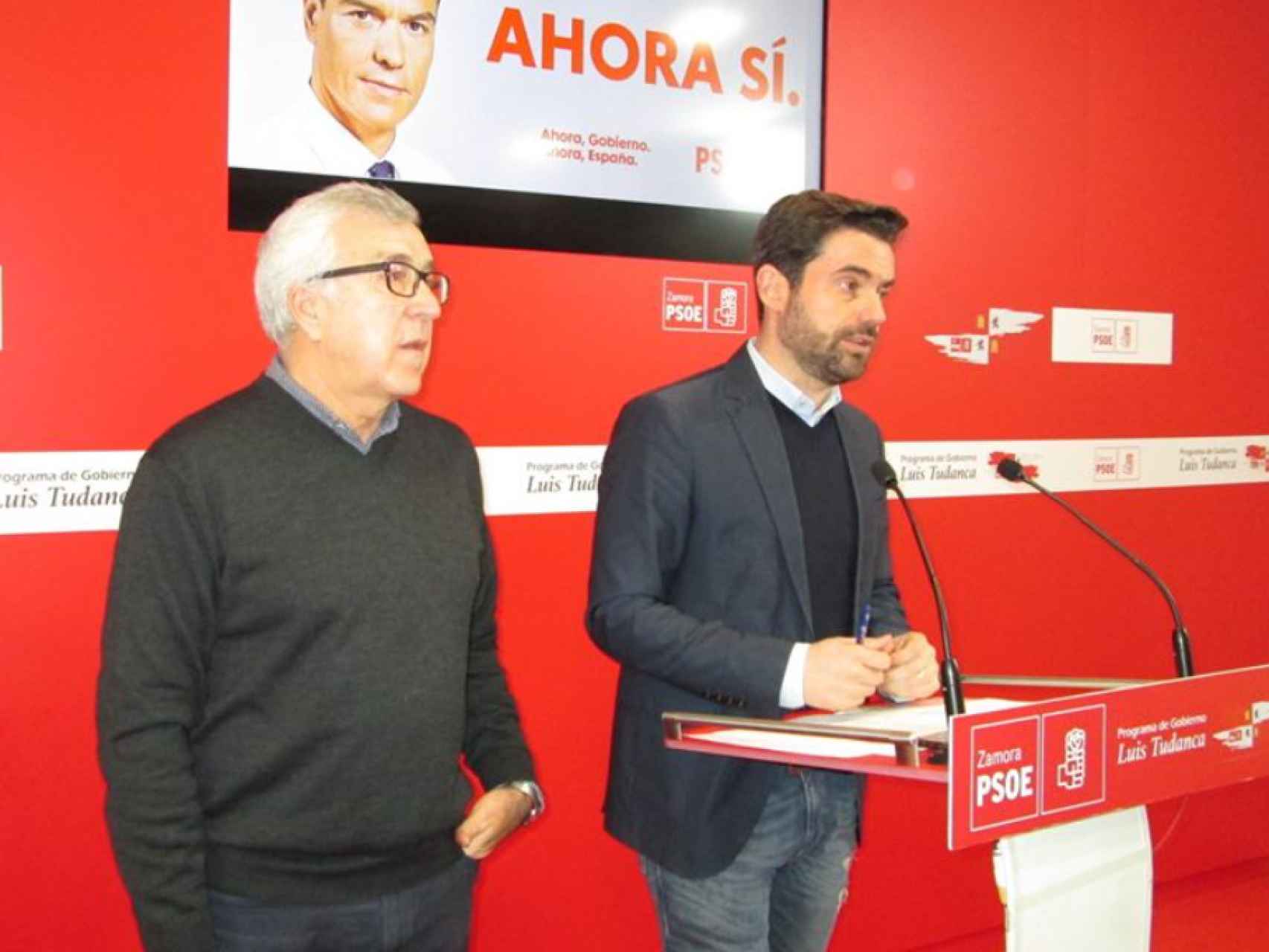 Los parlamentarios Antidio Fagúndez y José Fernández en una rueda de prensa en la sede socialista de Zamora.