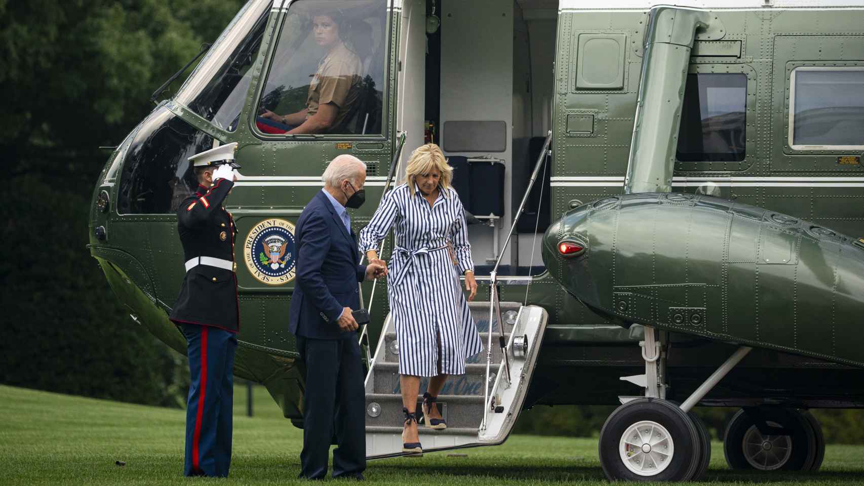 Joe y Jill Biden tras llegar a la Casa Blanca, procedente de Kentucky.