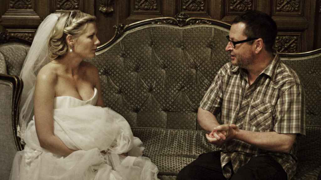 Lars von Trier da indicaciones a Kirsten Dunst en el rodaje de 'Melancolía'. Foto: Zentropa