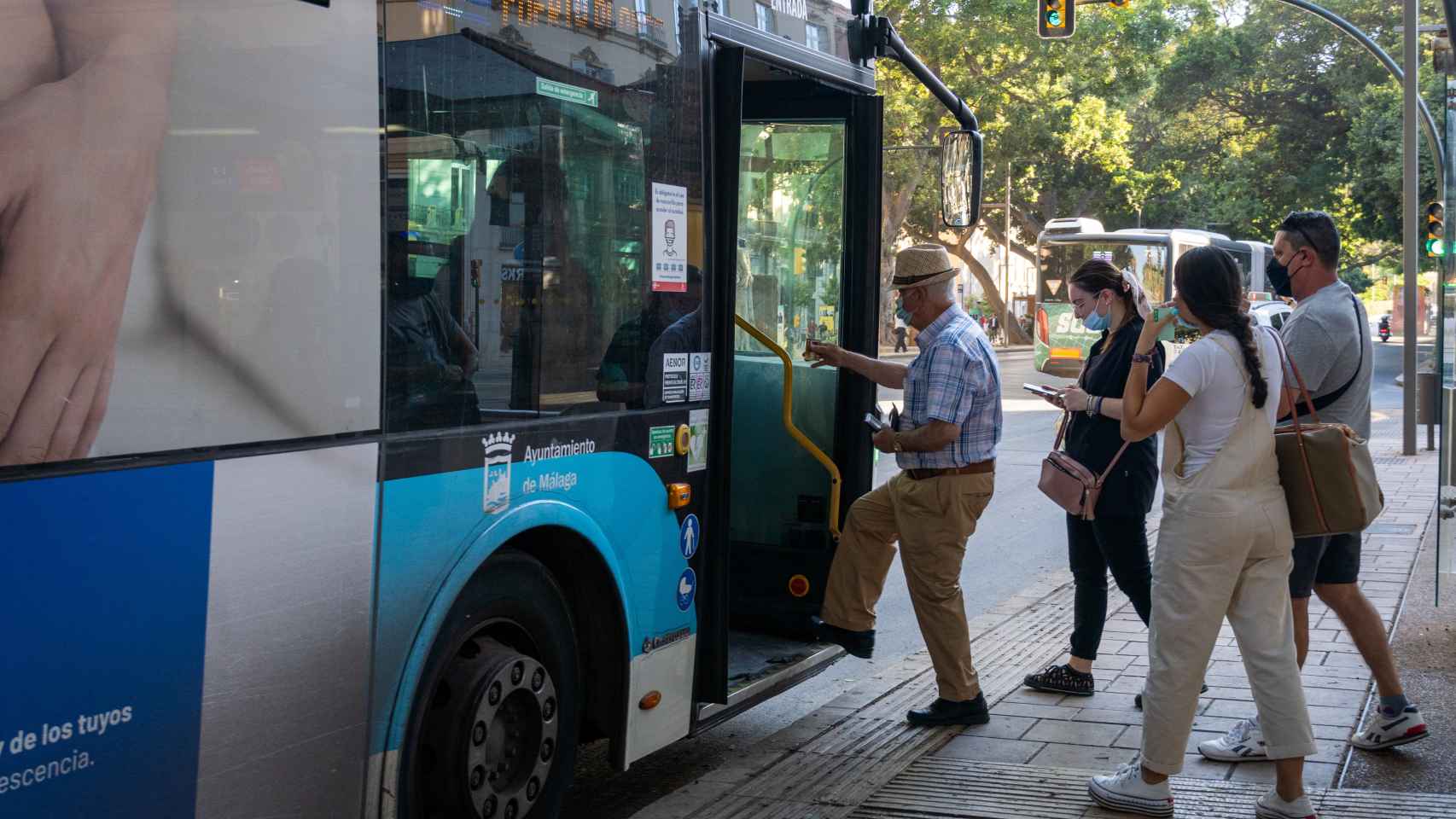 Varias personas suben a uno de los autobuses de la Empresa Malagueña de Transportes (EMT).
