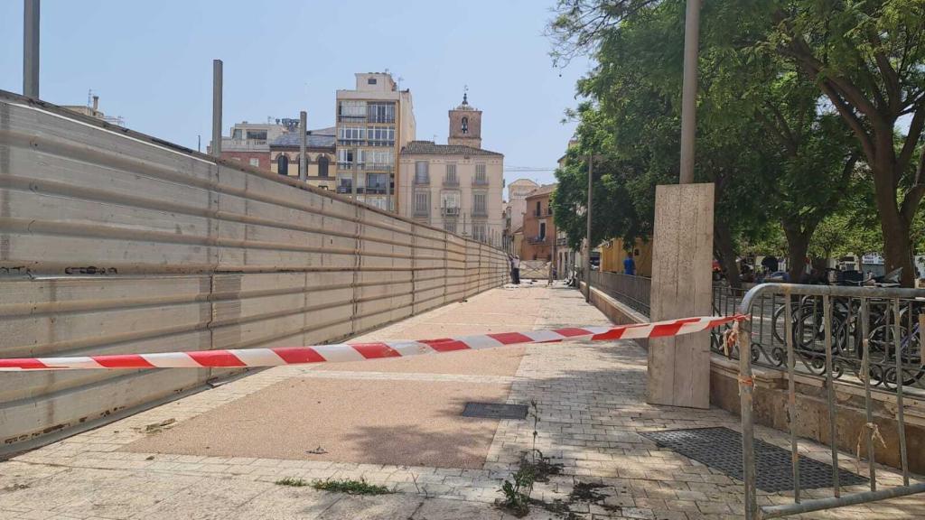 Imagen del pasillo que ha quedado en el lado este de la Plaza de la Merced tras el retranqueo de la valla del Astoria.