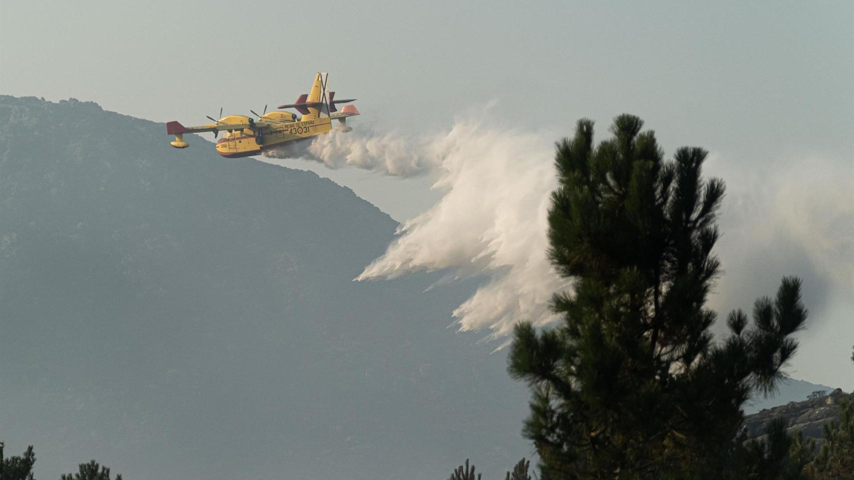 Imagen de archivo de un avión trabajando en la extinción de un incendio en Galicia.