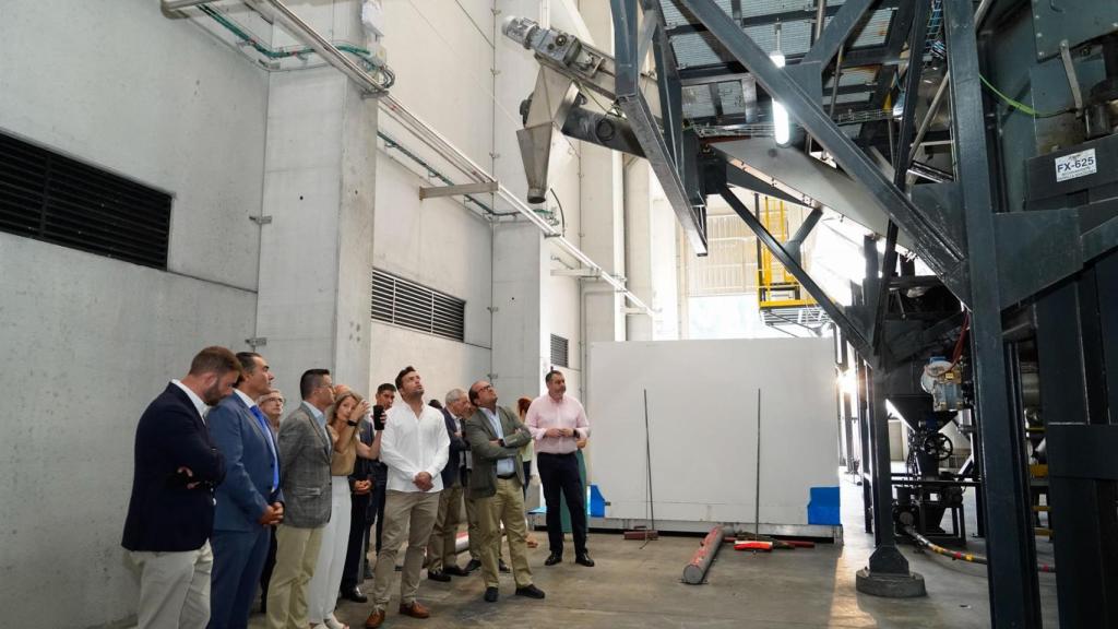 El conselleiro de Medio Rural, José González, en la inauguración de la planta de gasificación de harinas cárnicas de Gesuga, en Cerceda (A Coruña).