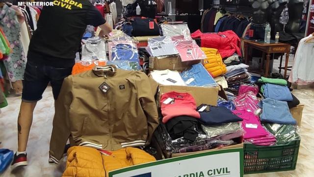 Aprehensión de prendas de ropa en un local de Milladoiro