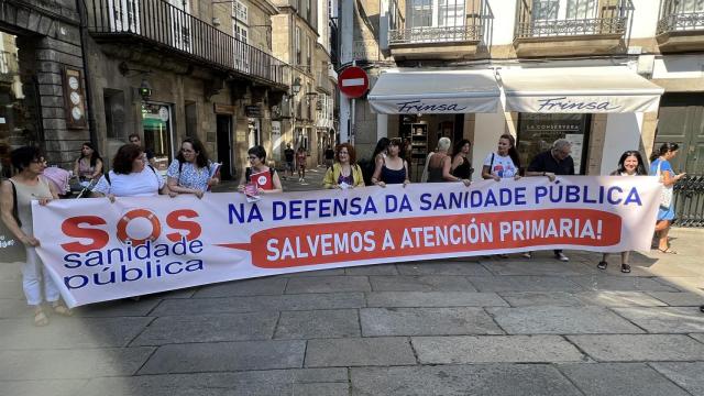 Recogida de firmas en Santiago de la plataforma SOS Sanidade en una imagen de archivo.