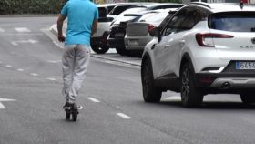 Un joven utiliza su patinete eléctrico para desplazarse por una calle de Valladolid