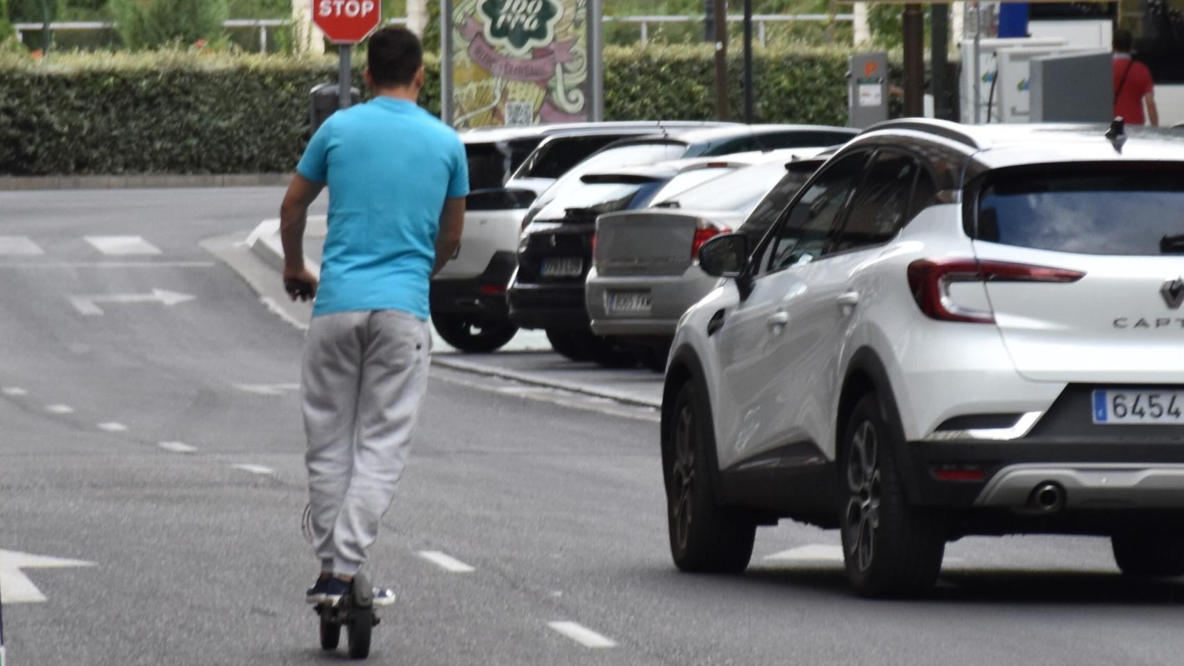 Un joven utiliza su patinete eléctrico para desplazarse por una calle de Valladolid