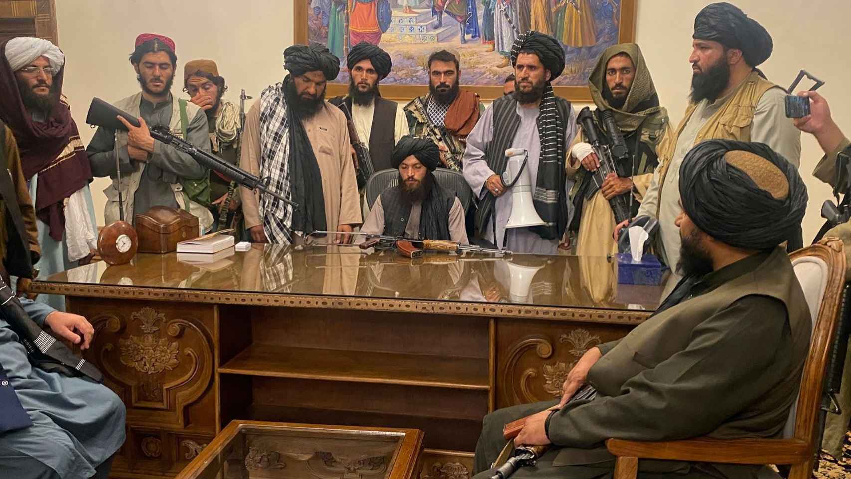 Captura de vídeo de un grupo de Talibán en el palacio presidencial de Kabul, en 2021.