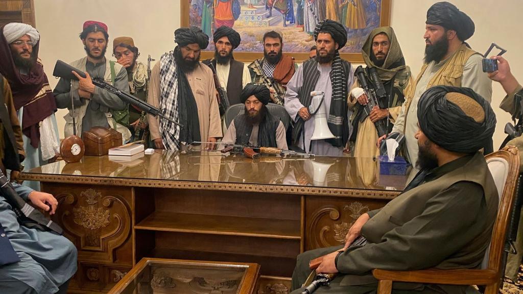 Un grupo de talibanes en el palacio presidencial de Kabul, en 2021.