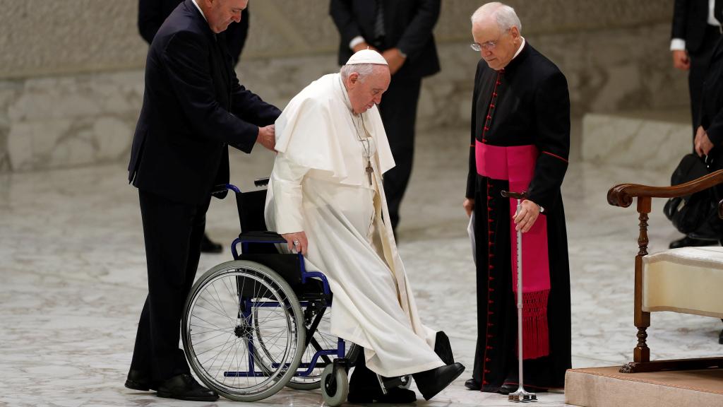 El Papa, con visibles problemas de movilidad este miércoles en una audiencia en el Vaticano.