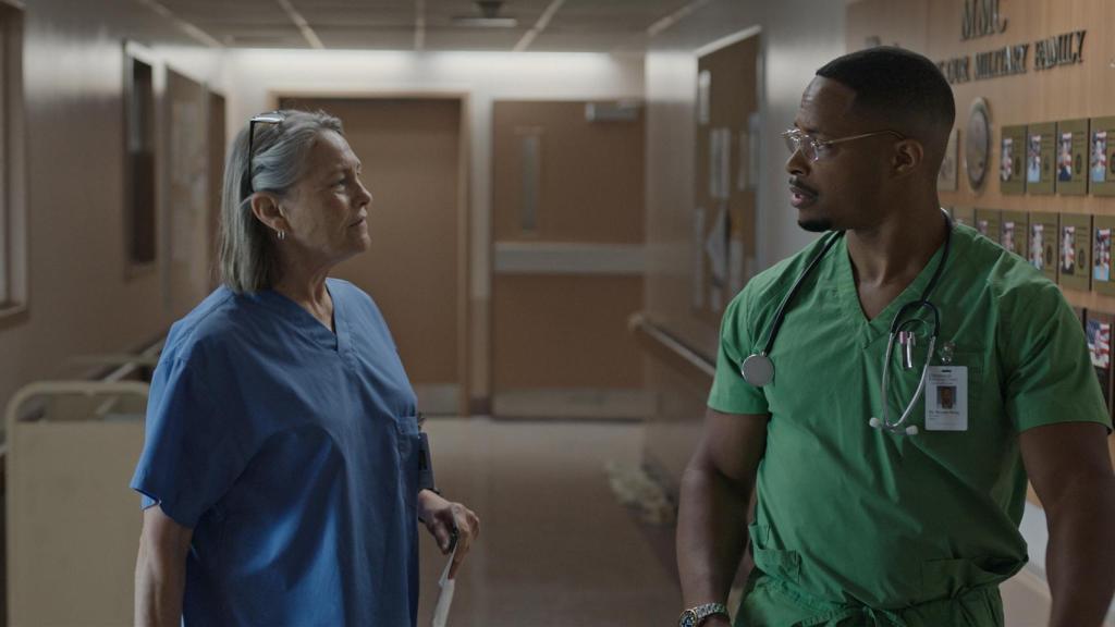 Cherry Jones y Cornelius Smith Jr. en una de las escenas de la miniserie.