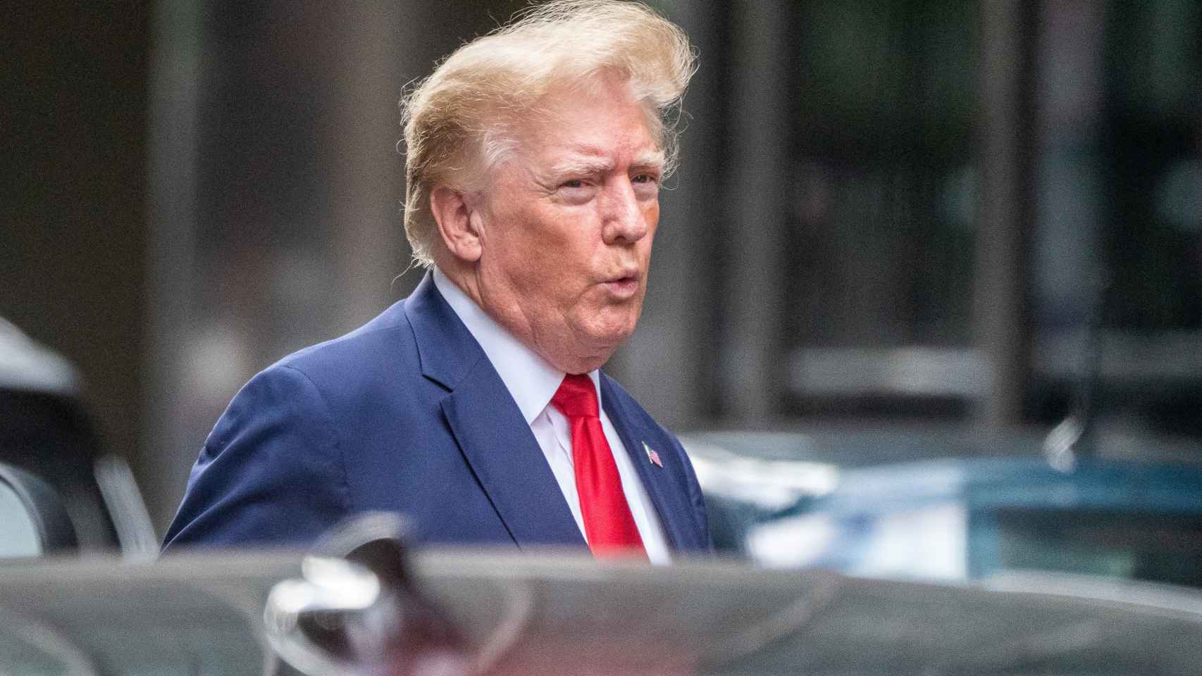 Donald Trump sale de la Trump Tower dos días después de que agentes del FBI allanaran su casa en Mar-a-Lago Palm Beach, en la ciudad de Nueva York.