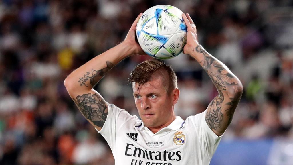 Toni Kroos saca de banda.