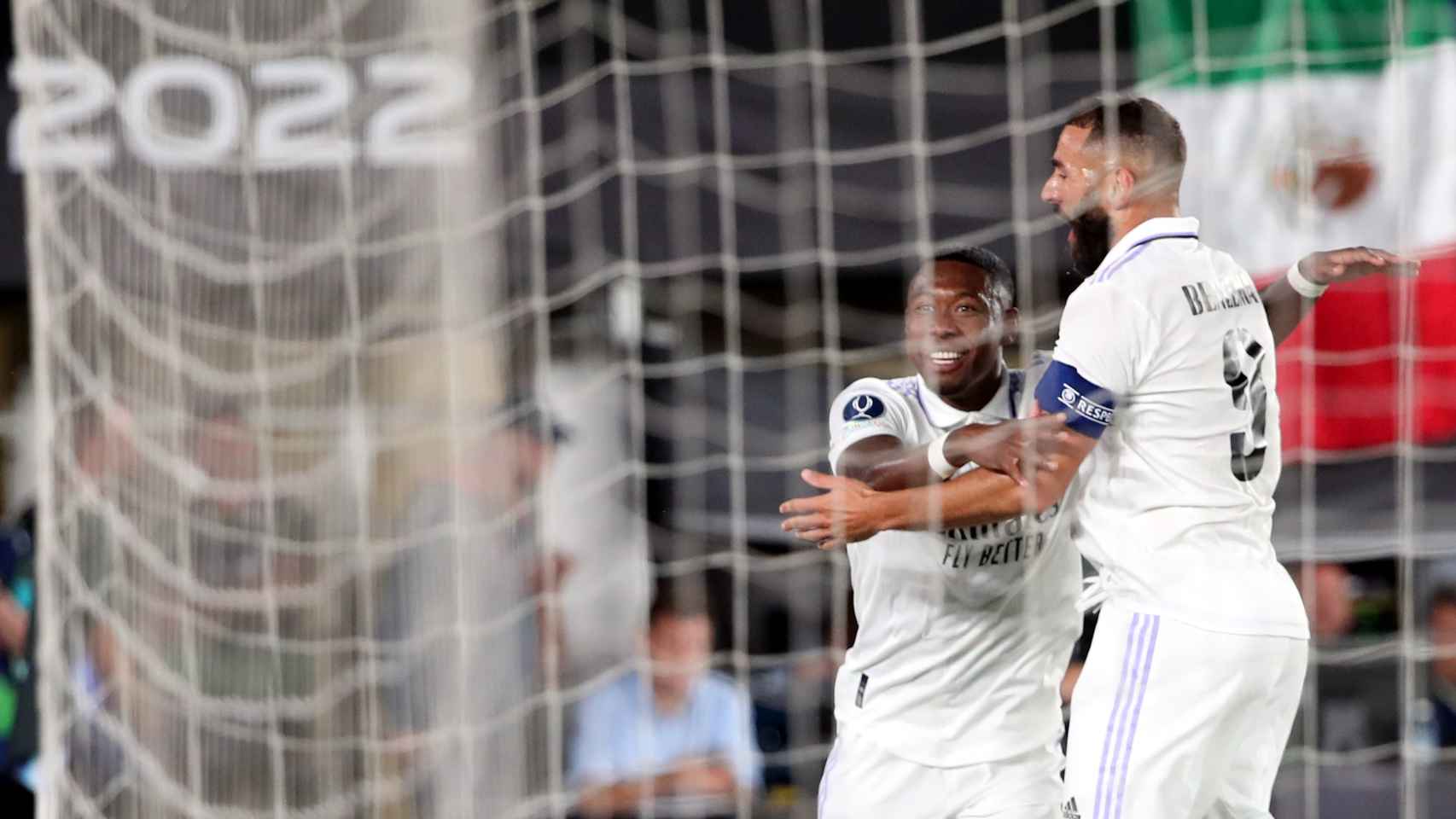 Karim Benzema celebra con David Alaba.