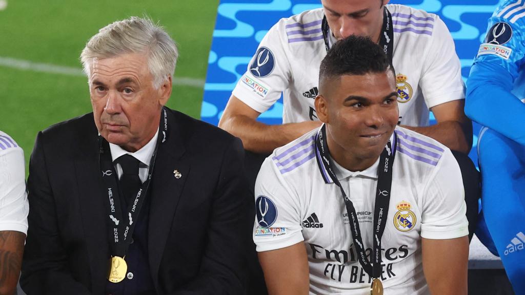 Eder Militao, Carlo Ancelotti, Casemiro y Dani Ceballos con las medallas de la Supercopa de Europa.