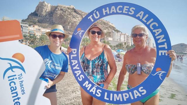 Vecinos y turistas participando en la campaña.