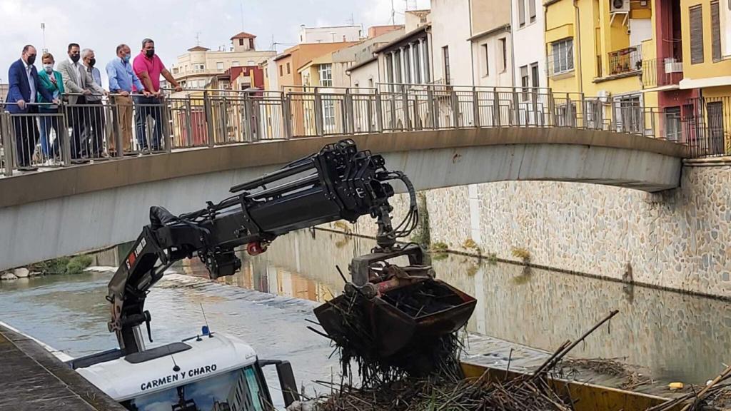 El Ayuntamiento de Orihuela ha limpiado en varias ocasiones el cauce del río Segura a su paso por la ciudad.