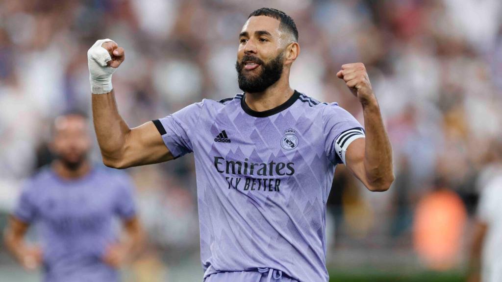 Karim Benzema, celebrando un gol con la camiseta morada del Real Madrid 2022/2023